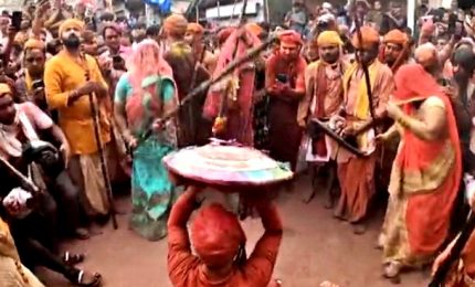 Le donne "bastonano" gli uomini all'Holi festival in India