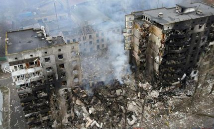 Guerra in Ucraina: "300 morti in teatro Mariupol", le immagini dopo l'attacco