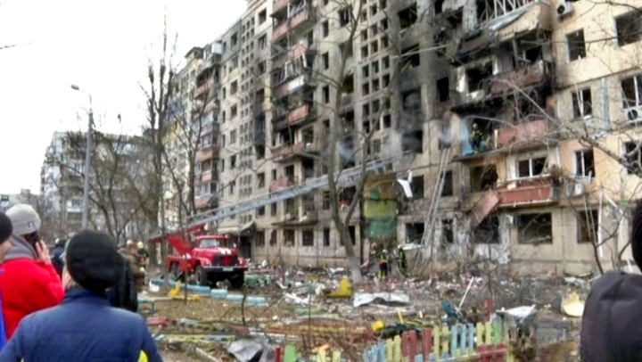 In fiamme palazzo residenziale a Kiev. Riprende la diplomazia