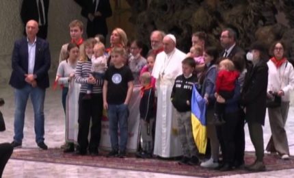 Papa all'udienza davanti ai bambini ucraini: "Guerra è mostruosa"