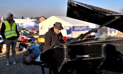 Ucraina, il pianista che suona alla frontiera con la Polonia