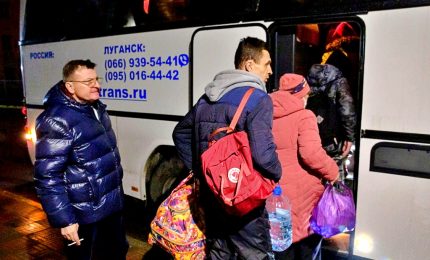 Profughi ucraini arrivano alla stazione dei treni di Berlino