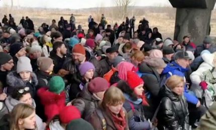 Ucraina, la fuga a piedi dei civili da Irpin vicino a Kiev