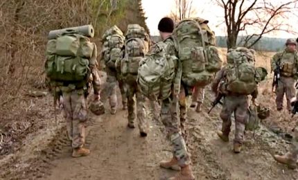 Soldati Usa in marcia in Polonia, vicino al confine ucraino