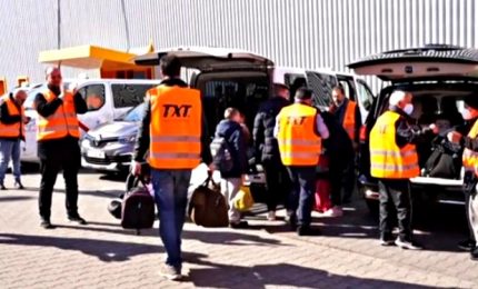 In taxi da Madrid a Varsavia per aiutare i profughi ucraini