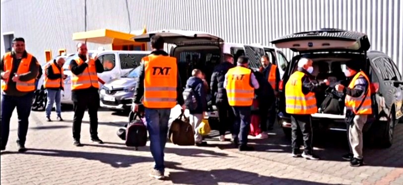 In taxi da Madrid a Varsavia per aiutare i profughi ucraini