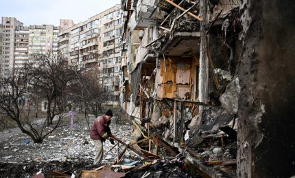 Bombe su Kiev, Odessa e Mariupol. Biden: altri 800 milioni di dollari di aiuti