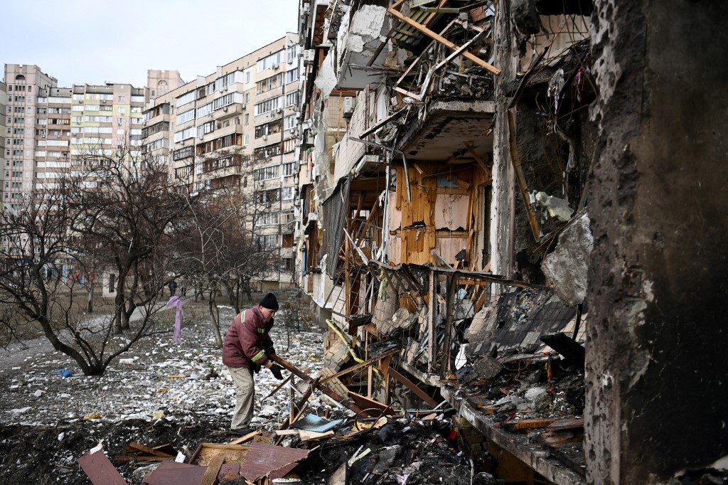 Bombe su Kiev, Odessa e Mariupol. Biden: altri 800 milioni di dollari di aiuti