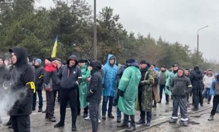 Le barricate degli ucraini per difendere la centrale nucleare