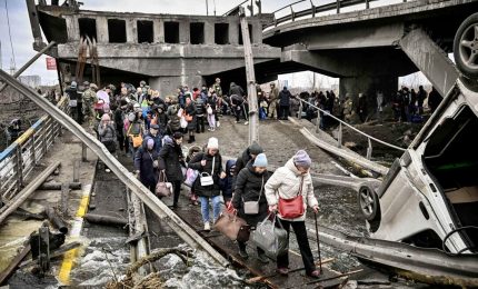 Ucraina, in fuga da Irpin attraverso un ponte crollato