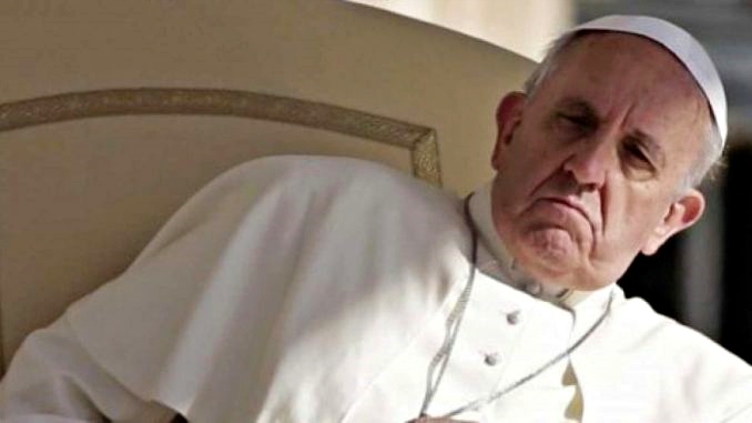 Papa: “Fermare i trafficanti di essere umani”. Meloni e all’unisono Salvini: “Condividiamo”