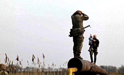 Civili fuggono dalla linea del fronte a Brovary (a 20 km da Kiev)