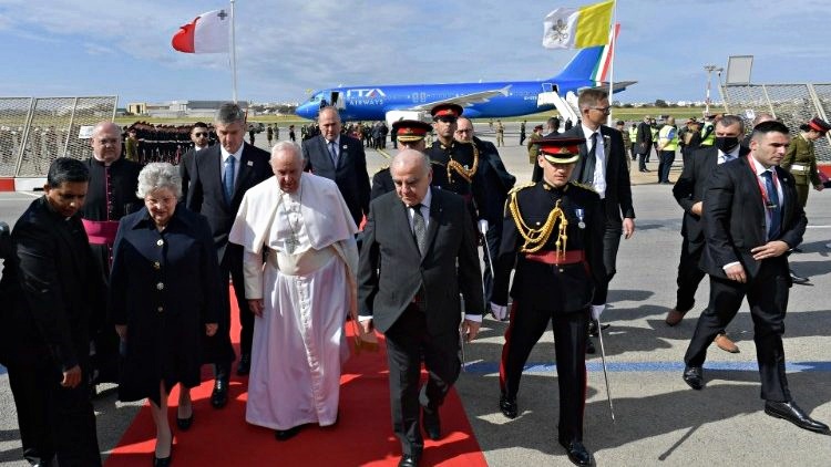 A Malta il Papa si schiera: contro la guerra, preparata da investimenti di armi
