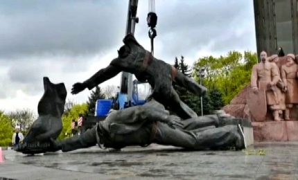 Kiev demolisce il monumento sovietico all'amicizia Ucraina-Russia
