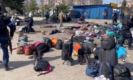 Bombardata stazione di Kramatorsk: oltre 30 morti. La Russia nega l'attacco