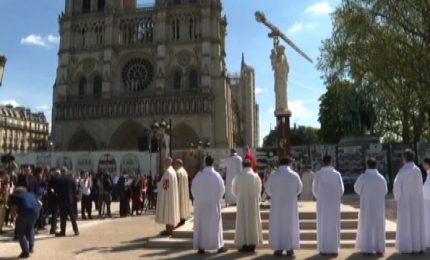 Parigi, una messa davanti a Notre Dame a tre anni dall'incendio
