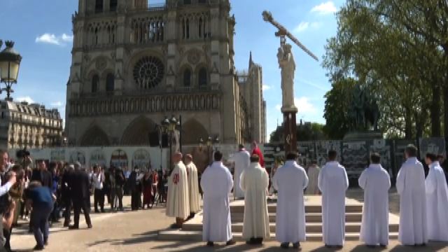 Parigi, una messa davanti a Notre Dame a tre anni dall’incendio