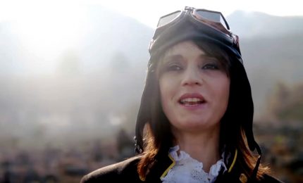 Carmen Consoli "aviatrice" nel nuovo video di "Sta succedendo"
