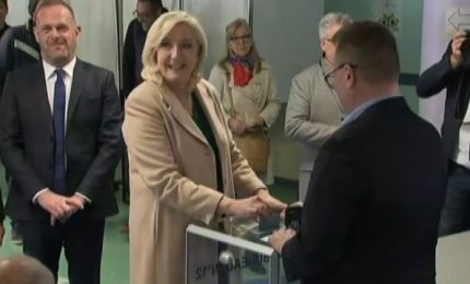 Francia, Marine Le Pen vota e saluta attivisti fuori dal seggio