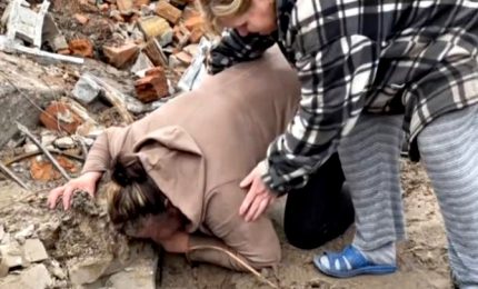 Ucraina, una madre ritrova il figlio morto in un tombino
