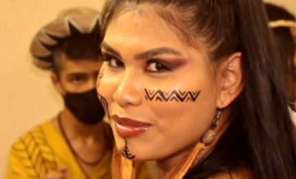 Prima sfilata di moda indigena a Manaus in Amazzonia