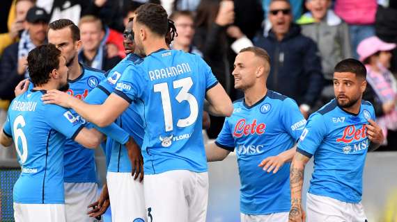 Il Napoli asfalta il Sassuolo, il Verona inguaia il Cagliari