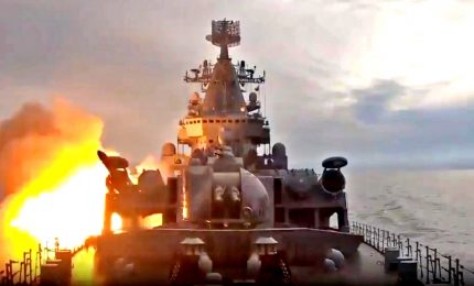 In fiamme l'ammiraglia russa nel Mar Nero. Mosca smentisce che l'incrociatore sia affondato