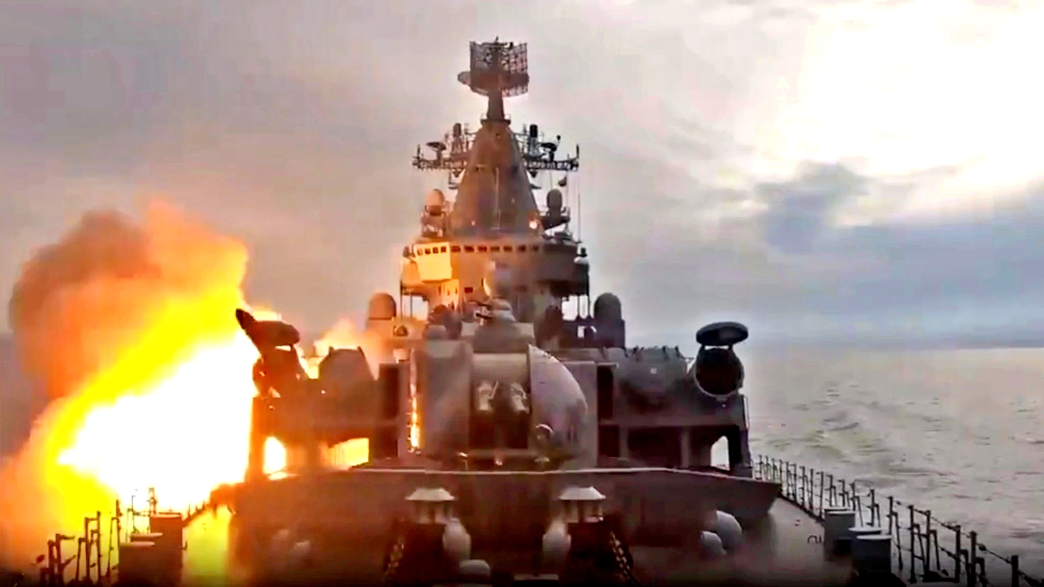 In fiamme l’ammiraglia russa nel Mar Nero. Mosca smentisce che l’incrociatore sia affondato
