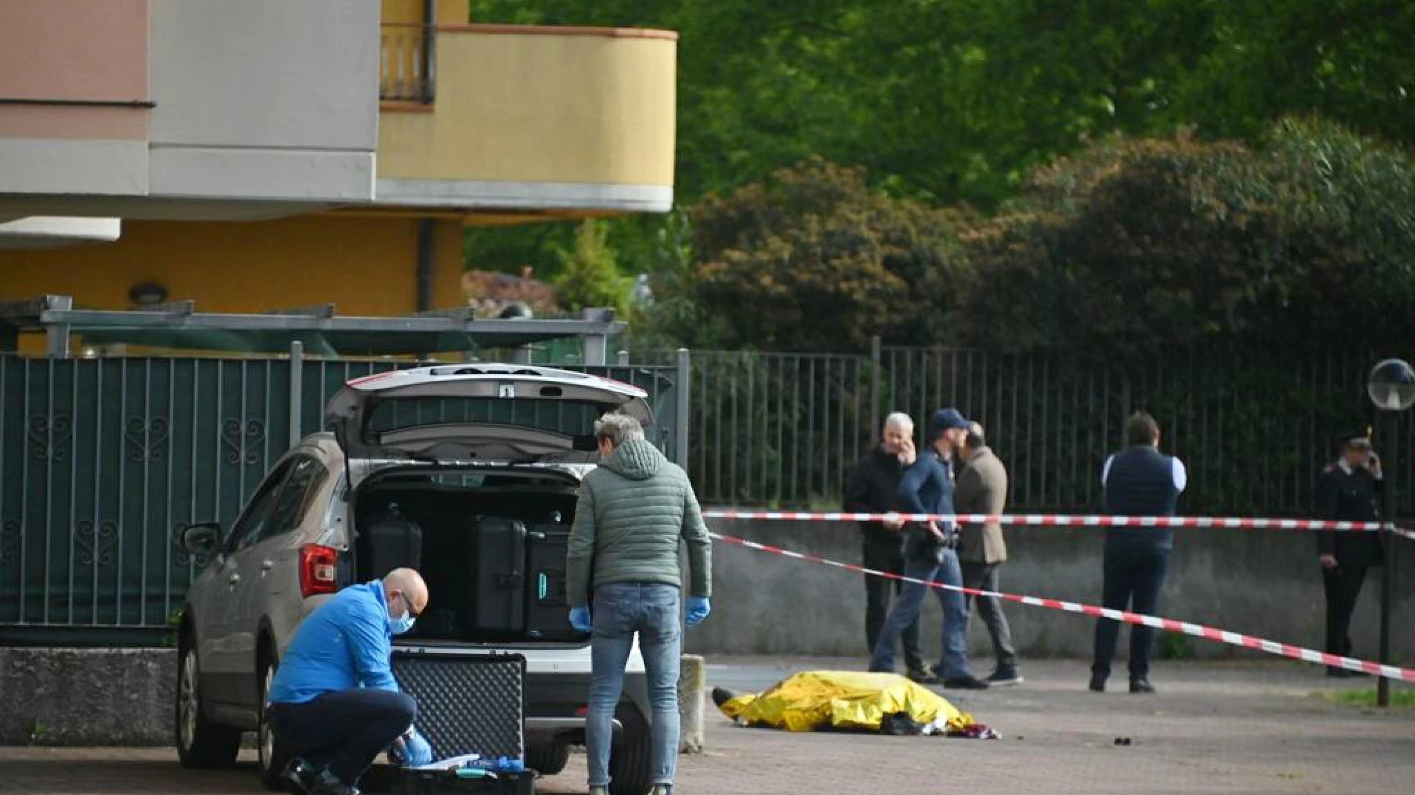 Sparatoria a Treviglio: morto un uomo, una donna ferita alle gambe