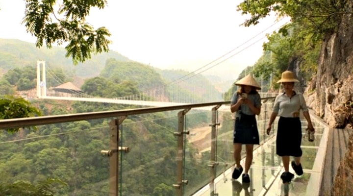 Vietnam, 150 metri di ponte di vetro sospeso sopra la giungla
