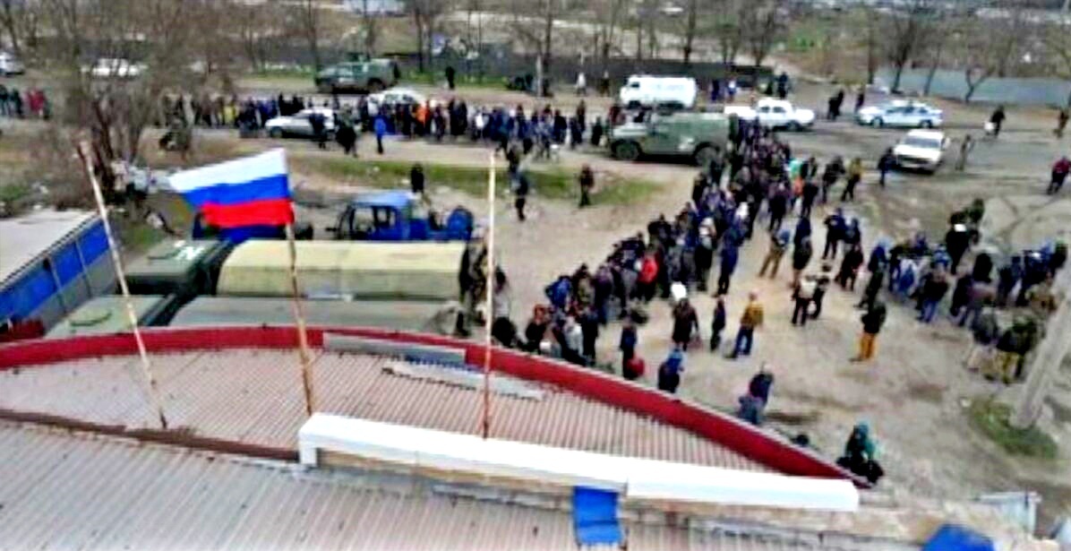 Russia pianifica parata vittoria 9 maggio in Mariupol. Nella città sventola bandiera russa