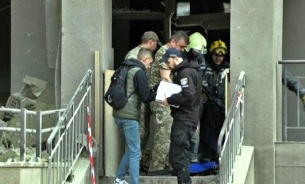 Un corpo estratto a Kiev da un palazzo bombardato giovedì