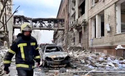 Nuovi bombardamenti su Kharkiv, Zelensky chiede armi all'Ue