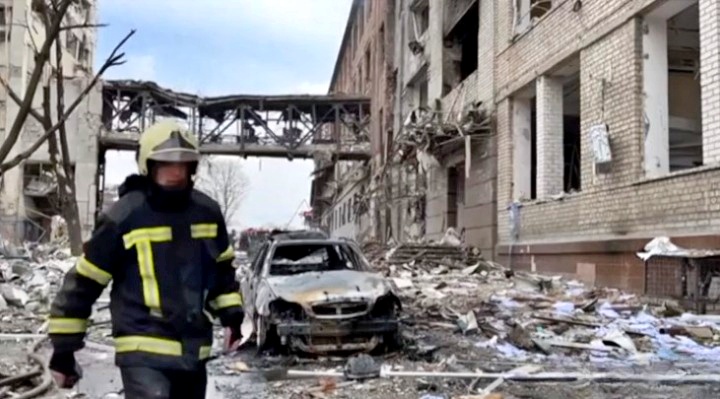 Nuovi bombardamenti su Kharkiv, Zelensky chiede armi all’Ue