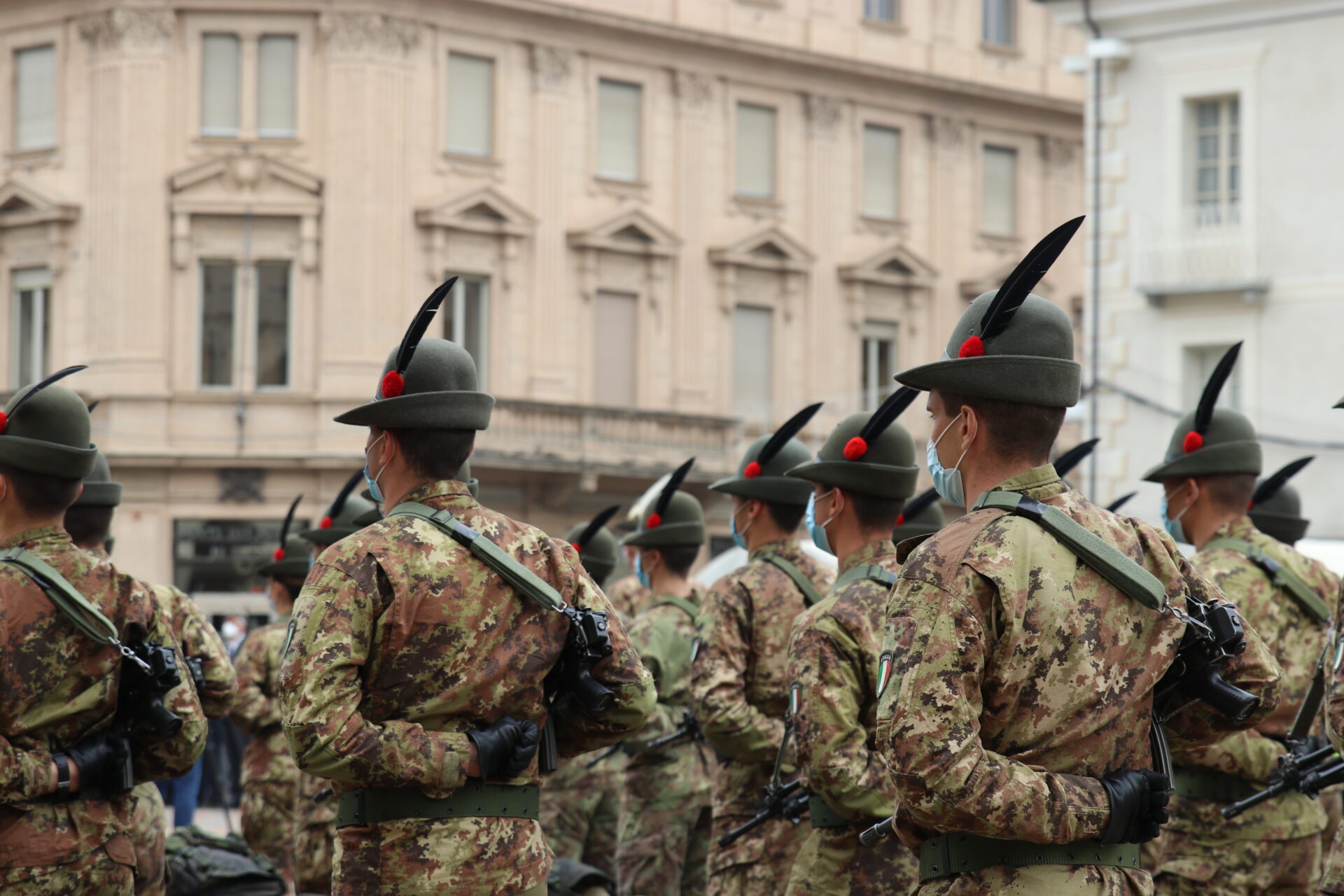 Il Palazzo condanna molestie alpini. “Giù le mani dalla storia”. Critiche per ‘distinguo’ destra