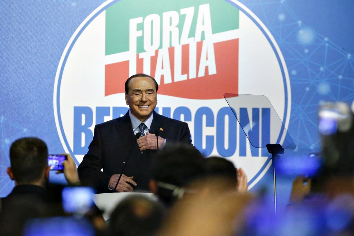 Berlusconi (ri) corregge il tiro su Ucraina. Non regge la finta pace in Forza Italia