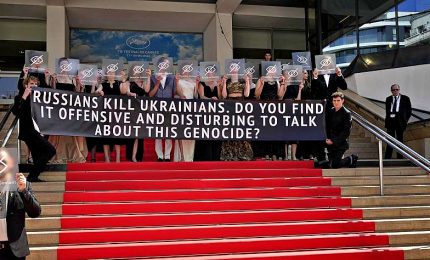 A Cannes sul red carpet il cast ucraino protesta contro la guerra