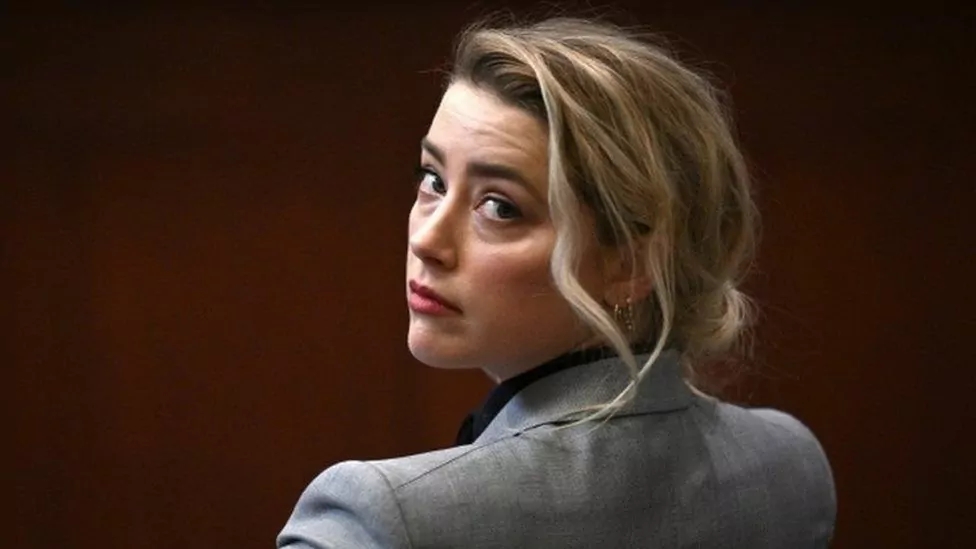 Amber Heard al processo: da Depp violenze fisiche e verbali