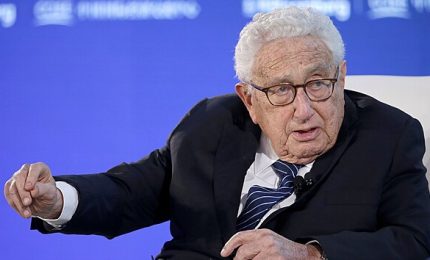 Il polverone su Kissinger dopo le dichiarazioni da Davos. Zelensky storce muso