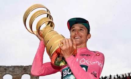 Giro d'Italia, Tappa a Sobrero. Hindley vince il Giro