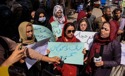 La protesta delle donne afghane contro l'obbligo del burqa