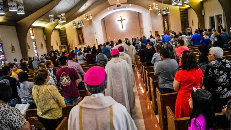 La veglia a Uvalde in Texas per la strage di bambini a scuola