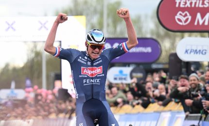 Giro d'Italia, prima tappa all'olandese van der Poel