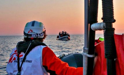 La nave di Msf dà i primi soccorsi ai migranti torturati in Libia