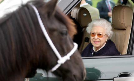 La Regina arriva sorridente in jeep al Royal Windsor Horse Show