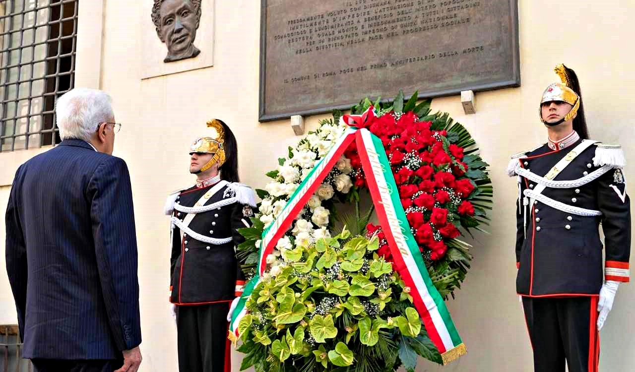 Sergio-Mattarella-depona-una-corona-di-alloro-sulla-tomba-di-Aldo-Moro-