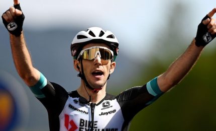 Giro d'Italia, crono a Yates. Van der Poel resta in rosa