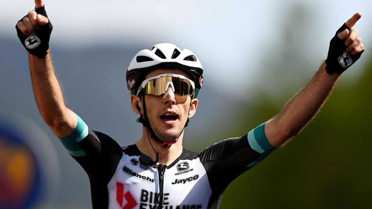 Giro d’Italia, crono a Yates. Van der Poel resta in rosa