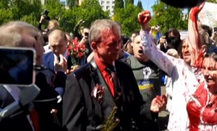 V-Day, cosparso di liquido rosso l'ambasciatore russo in Polonia