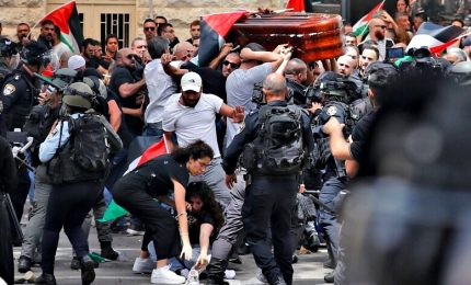 Agenti israeliani aggrediscono corteo funebre Shireen Abu Akleh